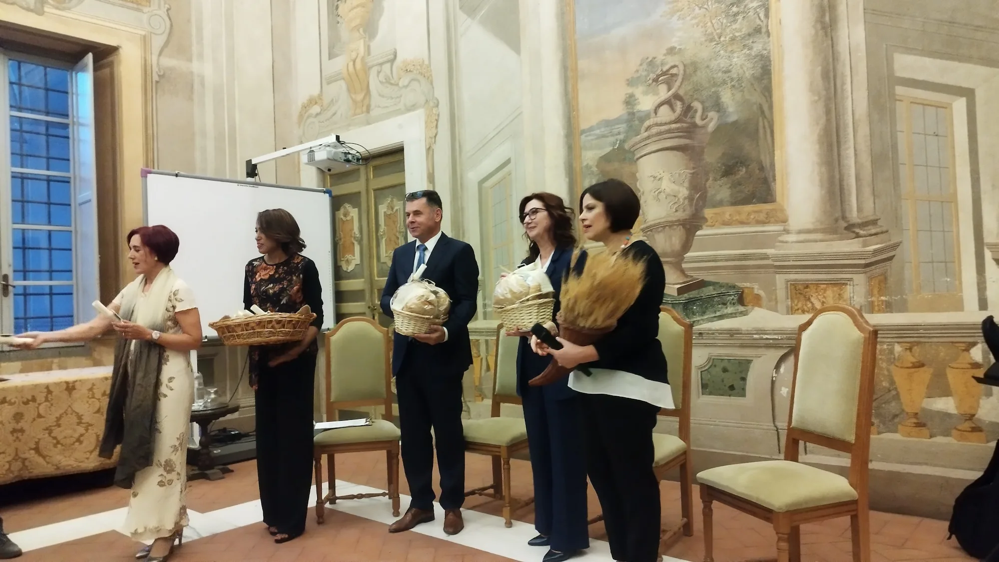 08   I rappresentanti diplomatici di Slovenia e Albania ricevono i doni di Cerealia